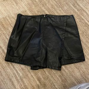 Fabrik black leather skort
